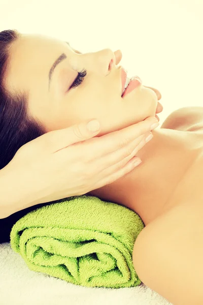 Face massage therapy at spa saloon — Stock Photo, Image