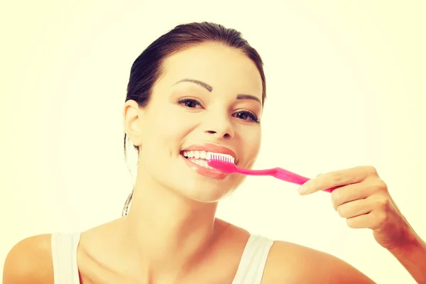 Kvinna med stora tänder håller tandborste — Stockfoto