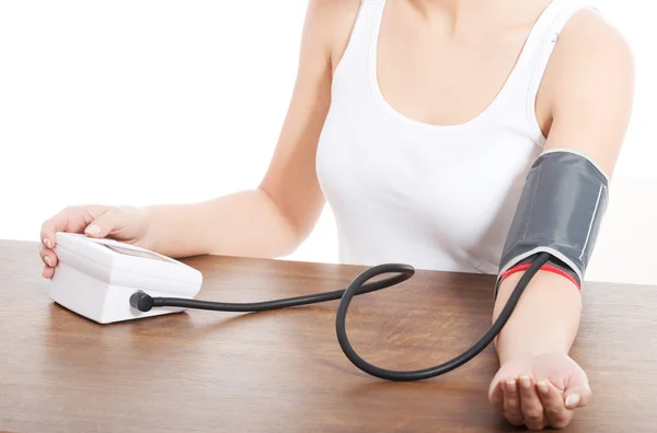 Woman measures her blood pressure — Stock Photo, Image