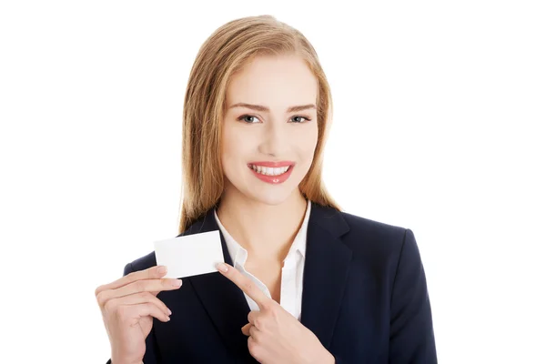 Красива усміхнена бізнес-леді з візитною карткою — стокове фото