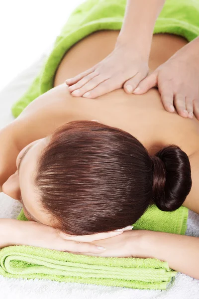 Meisje op een stenen therapie, hete steen massage — Stockfoto