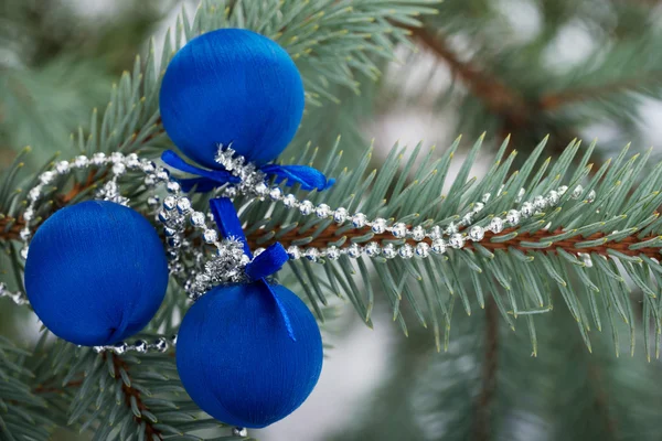 Drei Weihnachtskugeln auf einem Baum. — Stockfoto