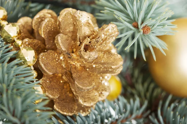 Adornos navideños: pino, bolas en un árbol . — Foto de Stock