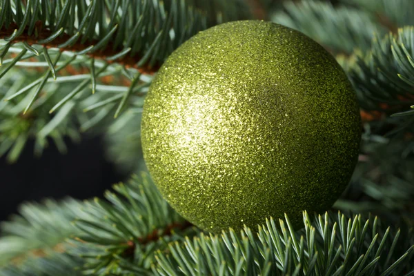 Una palla di Natale sopra l'albero . — Foto Stock