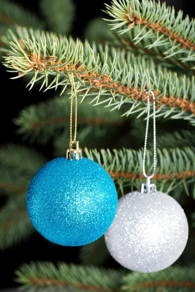 İki Noel topları bir ağaç üzerinde asılı. — Stok fotoğraf