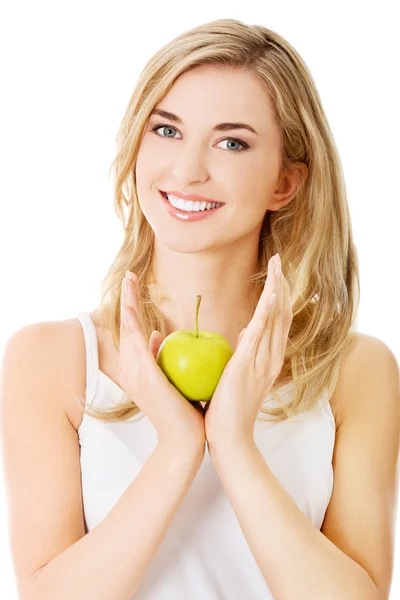 Mujer con una manzana verde — Foto de Stock