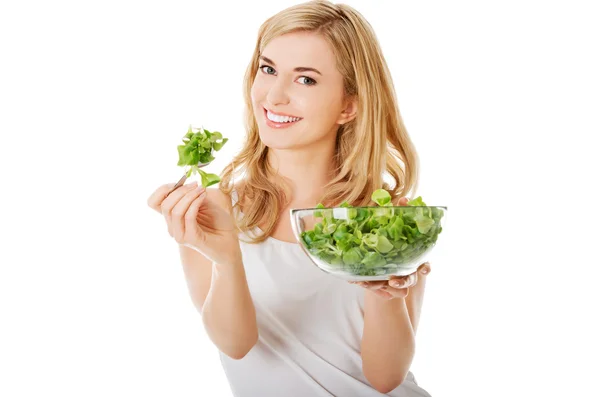 Lächelnde Frau isst Salat — Stockfoto