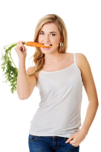 Jonge vrouw met de wortelen — Stockfoto