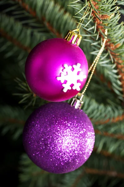 Zwei Weihnachtskugeln hängen an einem Baum. — Stockfoto