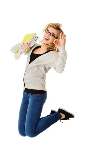 Mujer joven casual, estudiante saltando . — Foto de Stock