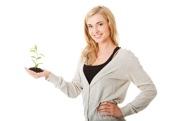 Femme avec des plantes et de la saleté à la main — Photo