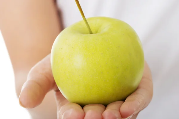 Kvinna med grönt äpple — Stockfoto