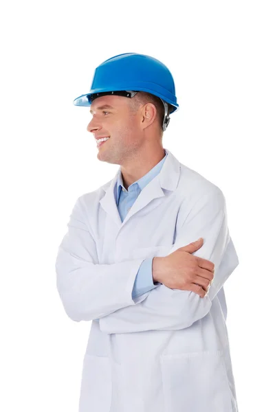 Man in een laboratoriumjas en helm — Stockfoto