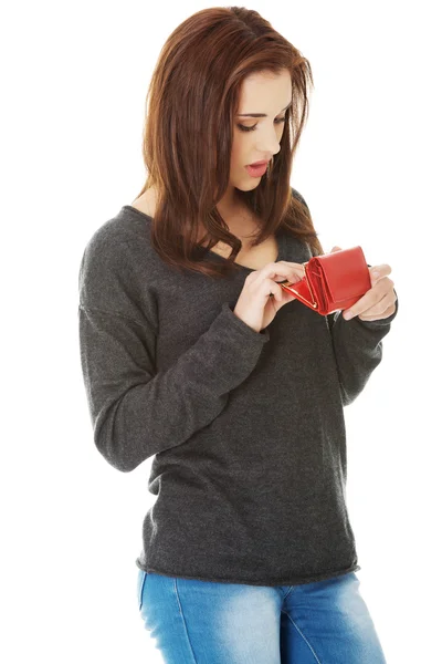 Mujer joven caucásica con cartera vacía — Foto de Stock