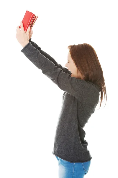 Mujer joven caucásica con cartera vacía — Foto de Stock