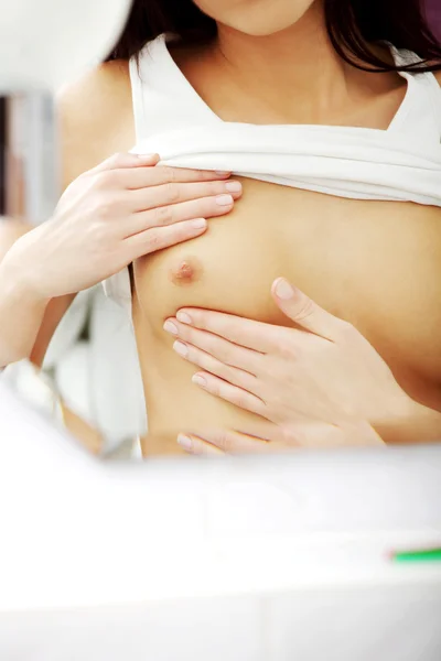 Mujer examinando su seno para el cáncer de mama —  Fotos de Stock