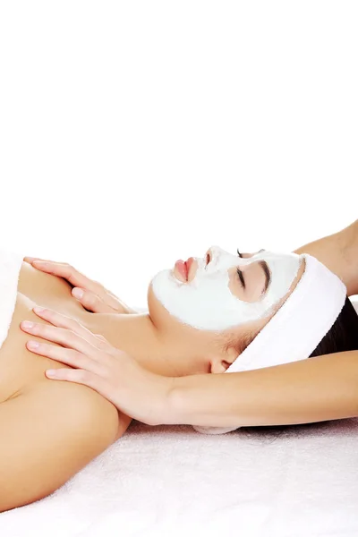 Femme détendue avec un masque facial nourrissant — Photo