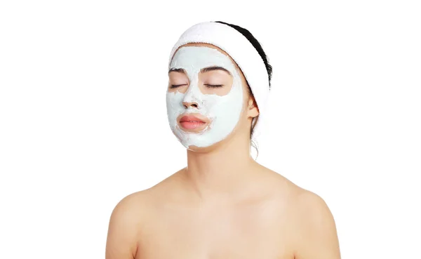 Femme détendue avec un masque facial nourrissant — Photo