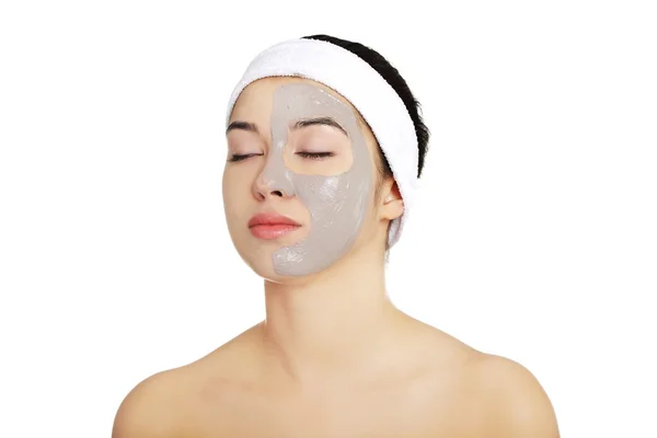 Ontspannen vrouw met een voedende gezichtsmasker — Stockfoto