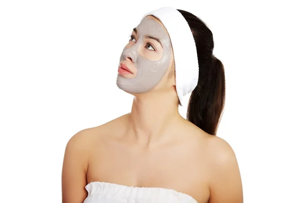 Femme détendue avec un masque facial nourrissant — Photo