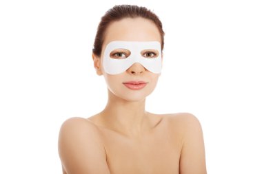 kolajen maske ile güzel bir kadın.