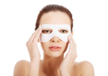 kolajen maske ile güzel bir kadın.