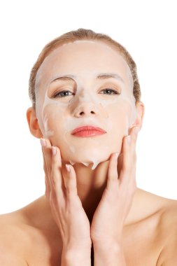 kolajen maske ile güzel bir kadın.