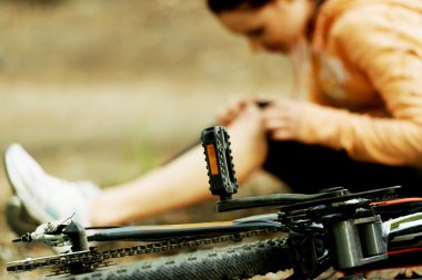 Yaralı kadın bicyle kapalı falled edildi