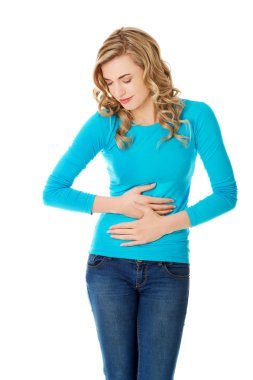 mide sorunları olan kadın