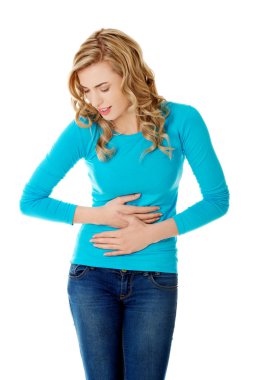 mide sorunları olan kadın