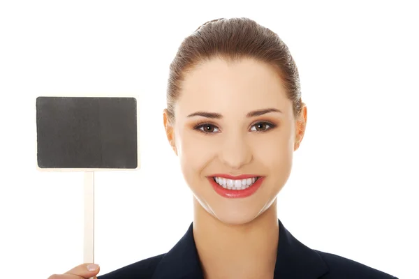 Mujer de negocios mostrando letrero en blanco — Foto de Stock