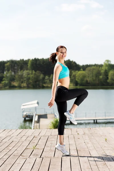 Frau übt im Freien — Stockfoto