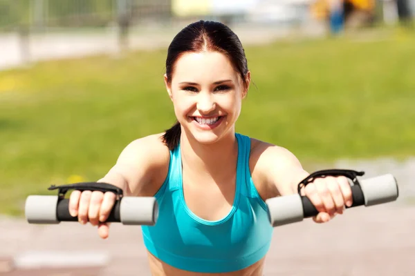 Woman exercising outdoors — Stock Photo, Image