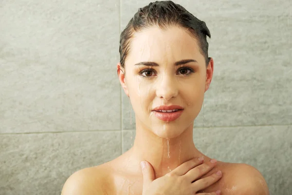 Žena osprchování — Stock fotografie