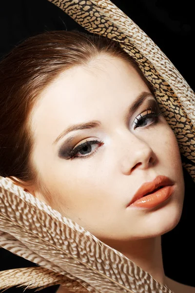 Piękna kobieta z brązowy profesjonalny makijaż — Zdjęcie stockowe