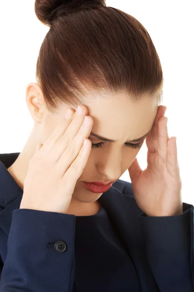 Jonge vrouw lijden een hoofdpijn — Stockfoto