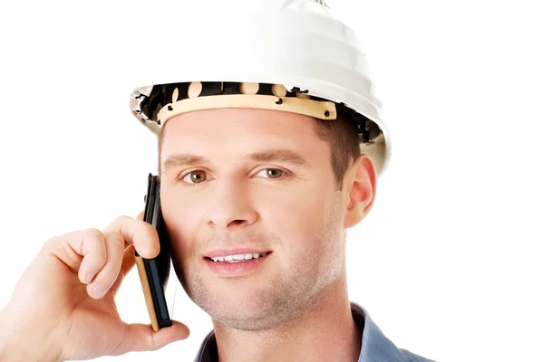 Bauunternehmer telefoniert mit seinem Handy. — Stockfoto