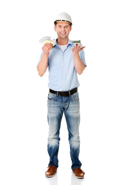 Uomo con modello di casa e denaro — Foto Stock