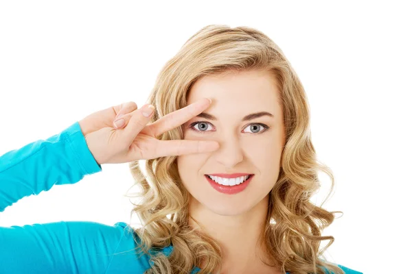 Woman showing victory sign — Stock Photo, Image