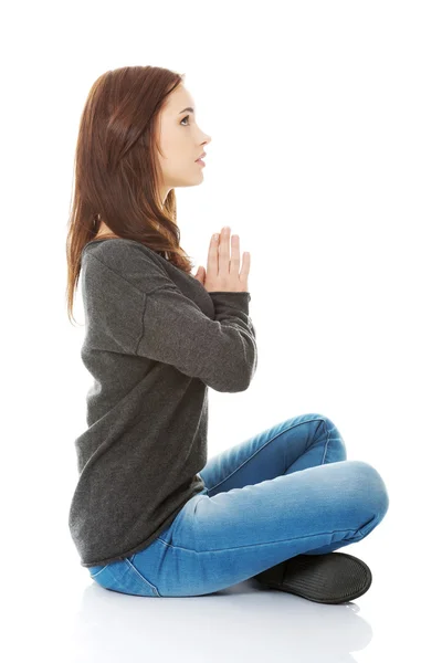 Menina meditando em pose de lótus — Fotografia de Stock