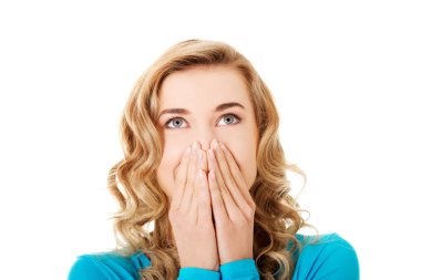 kadın kıkırdıyor