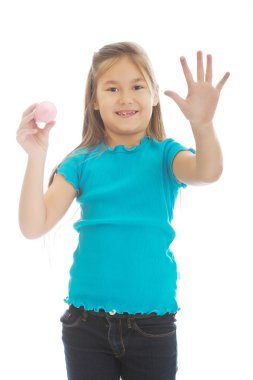 Büyük bir mum boya ile küçük kız