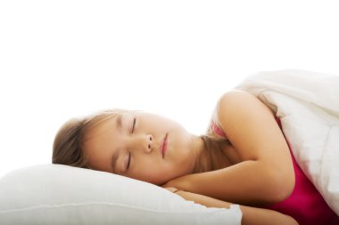 Küçük kız uyuyor.