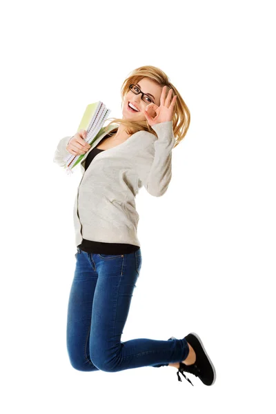 Estudante mulher saltando . — Fotografia de Stock