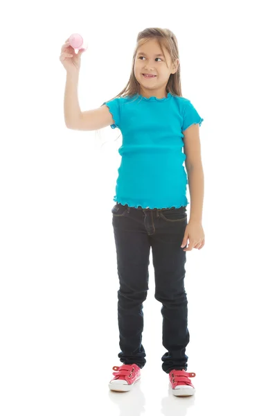 Маленькая девочка с большим карандашом — стоковое фото