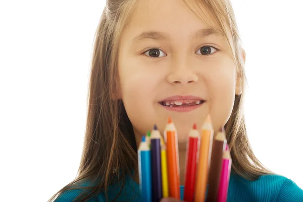 Маленькая девочка держит карандаши — стоковое фото