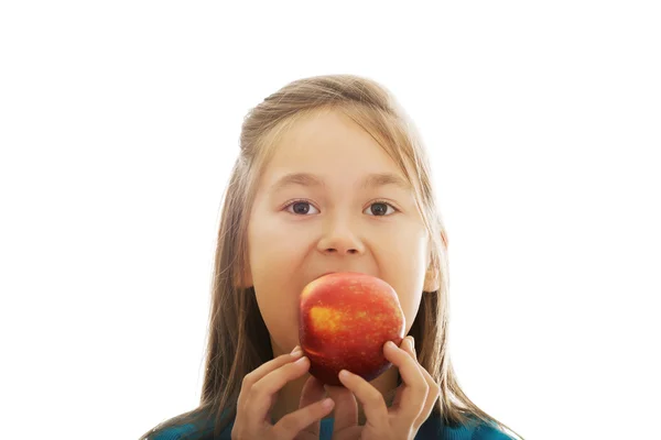 Дівчина їсть яблуко — стокове фото
