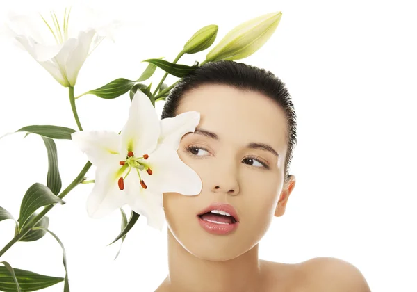 Mulher com pele saudável e flor de lírio — Fotografia de Stock