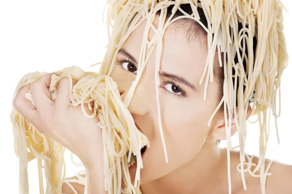 Ung kvinna äter spaghetti — Stockfoto