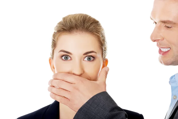 Man covering womans mouth — Stock Photo, Image